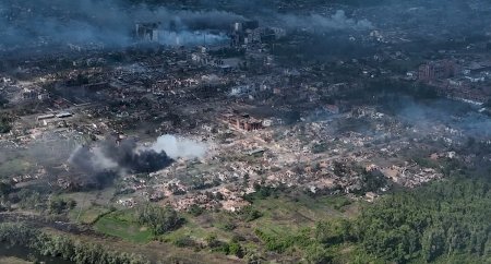 Soldatii rusi se lupta salbatic ca sa cucereasca un orasel ucrainean pe care l-au sters deja de pe harta. VIDEO