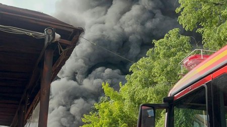 Incendiu in Capitala. Au fost alertate 12 autospeciale de stingere si trei autoscari