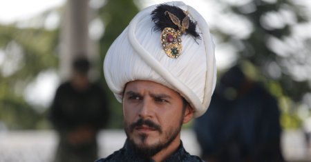 Cum a ajuns sa arate astazi actorul Mehmet Günsür, printul Mustafa din <span style='background:#EDF514'>SULEYMAN MAGNIFICU</span>l. A slabit enorm si e de nerecunoscut