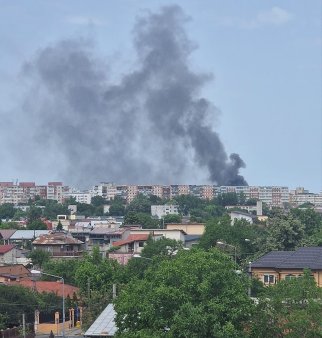 Incendiu devastator la un centru comercial din Bucuresti. Intervin 12 masini de pompieri