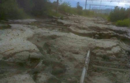 Trenuri oprite pe Magistrala 300, in judetele Mures si Brasov, din cauza inundatiilor