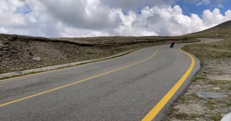 Sute de turisti au venit pe Transalpina in primele zile din acest an in care s-a putut circula pe tot tronsonul VIDEO