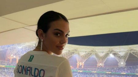 FOTO <span style='background:#EDF514'>GEORGINA RODRIGUEZ</span>, criticata pentru gestul facut dupa ce Ronaldo a plans pe teren: Ar trebui sa ai grija de el