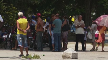 Economia in Cuba este la pamant. Oamenii au ajuns sa stea la cozi kilometrice la <span style='background:#EDF514'>BANCOMATE</span>, ca sa-si retraga banii