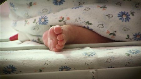 O fata de 17 ani din Galati a nascut prematur, acasa, iar bebelusul a murit. Adolescenta a fost dusa la spital