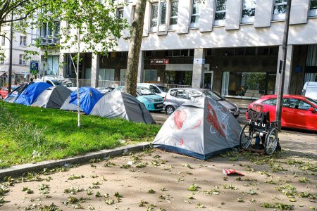 Mii de persoane fara adapost, evacuate din Paris in cadrul 