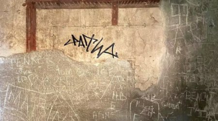 Un turist a vandalizat un monument istoric valoros in Italia. Risca o amenda uriasa din partea autoritatilor