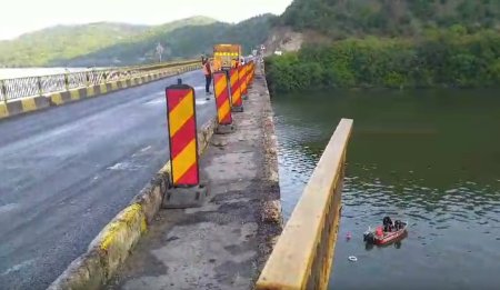 Un TIR a cazut in Dunare de pe viaductul Bahna, in Mehedinti. Soferul, scos mort din apa de scafandrii, dupa cateva ore