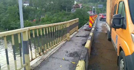 TIR cazut in Dunare de pe podul din zona Bahna. Soferul a fost scos mort din apa de <span style='background:#EDF514'>SCAFANDRI</span> VIDEO