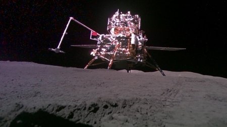 Sonda chineza a decolat de pe Luna dupa ce a prelevat, in premiera, esantioane din partea intunecata