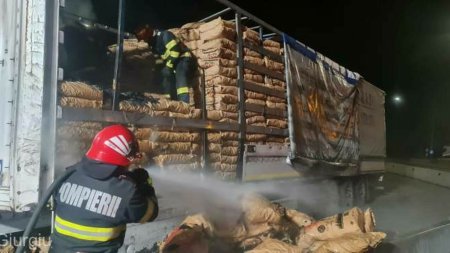 Aproape cinci tone de carbuni pentru <span style='background:#EDF514'>GRATAR</span> au luat foc in Vama Giurgiu. Incendiul, pornit de la fumatul in zone nepotrivite