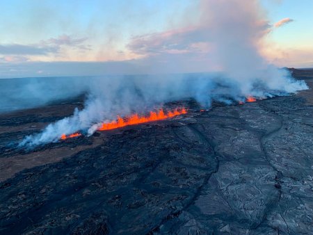 Vulcanul Kilauea din <span style='background:#EDF514'>HAWAII</span> a erupt. In zona au avut loc peste 400 de seisme VIDEO