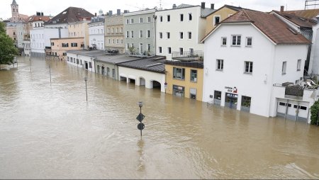 Nivelul apei pe Dunare e de doua ori mai mare decat in mod normal in orasul german Passau si fluviul si-a revarsat apele pe strazi