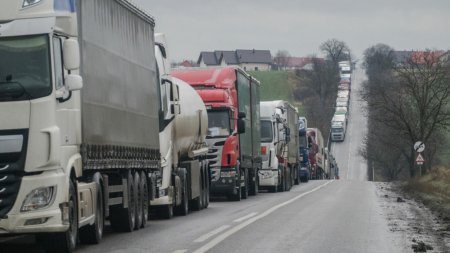 Fermierii polonezi reiau protestul la granita cu Ucraina. Manifestantii blocheaza intrarea camioanelor din Ucraina