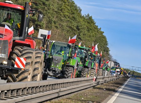 Fermierii polonezi reiau protestul la granita cu Ucraina