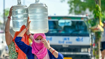 Imagini dramatice din India, lovita de un val de canicula. Oamenii primesc cisterne de apa murdara