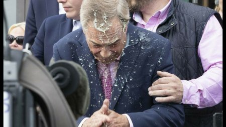 Nigel Farage, atacat cu un milkshake. Imbecila asta tocmai ne-a adus sute de mii de voturi VIDEO