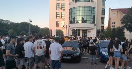 Sute de tineri au protestat la Slatina, dupa decesul lui Flavius, sportivul care s-a inecat in raul Olt. Vrem dreptate! VIDEO