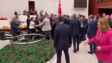 Deputatii turci s-au <span style='background:#EDF514'>INCAIERA</span>t in Parlament dupa destituirea unui primar prokurd