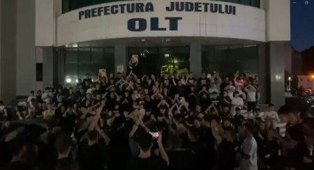 Sute de tineri au organizat un protest impotriva coruptiei in Slatina! S-a strigat Vrem dreptate!, Hotii