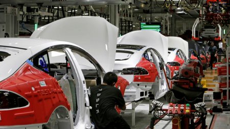 Tesla <span style='background:#EDF514'>OPRESTE</span> productia la fabrica din Germania. Ce a transmis compania