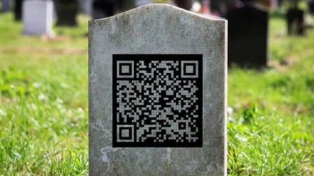 Afacere inovativa in cimitir: Doi studenti din Bucuresti graveaza coduri QR pe morminte, in amintirea celor decedati