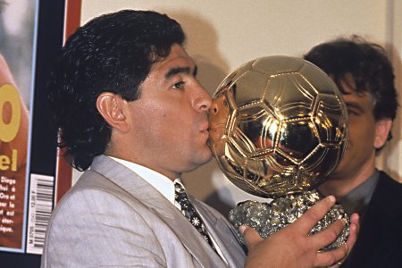 Balonul de Aur castigat de Diego <span style='background:#EDF514'>MARADONA</span> in 1986 a fost sechestrat de justitia din Franta