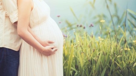 O femeie a nascut chiar in ziua in care sotul ei a murit subit. L-a gasit fara viata pe canapea