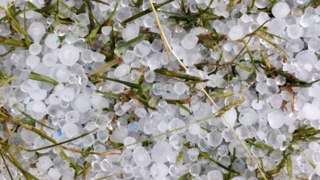 Cod portocaliu si galben de ploi torentiale si grindina. Lista zonelor vizate de avertizarile meteo ANM