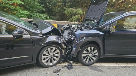 Accident pe Transfagarasan. Un bucurestean a intrat pe <span style='background:#EDF514'>CONTRASENS</span> si s-a ciocnit cu o alta masina. Doua femei, ranite