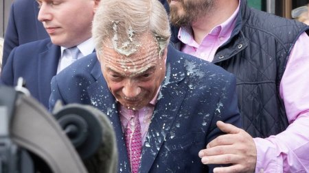 Nigel Farage a fost atacat cu un <span style='background:#EDF514'>MILKSHAKE</span> in timp ce isi facea campanie, intr-un oras din Marea Britanie