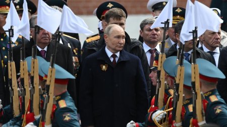 Putin s-a speriat dupa tentativa de asasinare a premierului Robert Fico. Poarta vesta antiglont la toate aparitiile in public si este inconjurat de lunetisti
