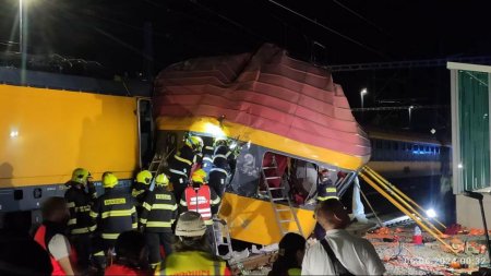 Tragedie feroviara in Cehia: Patru morti si zeci de raniti dupa ce <span style='background:#EDF514'>DOUA TRENURI</span> s-au ciocnit frontal