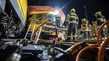 Tragedie feroviara in Cehia: Patru morti si zeci de raniti, dupa <span style='background:#EDF514'>COLIZIUNE</span>a intre doua trenuri