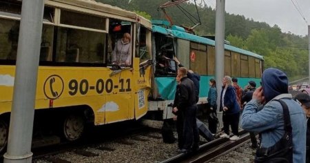 Un mort si zeci de raniti, dupa ciocnirea a doua tramvaie intr-un oras din Rusia VIDEO
