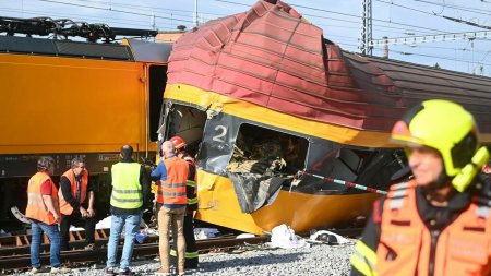 Un mare dezastru. Doua trenuri s-au ciocnit in Cehia. Sunt patru morti si zeci de raniti