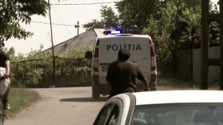 Suparat ca i-a fost aruncata sticla cu bautura, un baiat de 17 ani si-a batut mama si l-a atacat pe unchiul sau cu coasa