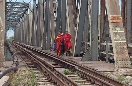 Un barbat care adormise pe sinele de tren si refuza sa plece a fost salvat in ultimul moment de pompierii galateni