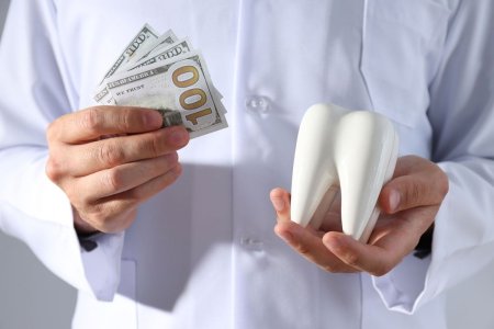 Cum se <span style='background:#EDF514'>CALCULEAZA</span> pretul interventiei de implant dentar?