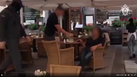 Un francez suspectat de spionaj, arestat in Rusia. A fost ridicat dintr-o cafenea din centrul Moscovei de agenti de securitate mascati VIDEO