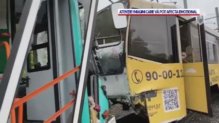 90 de oameni au fost raniti in accidentul de tramvai din Rusia. Cativa pasageri au fost azvarliti printre masini. VIDEO
