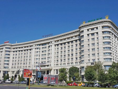 Hotelul de cinci stele JW Marriott din Bucuresti, controlat de grupul austriac <span style='background:#EDF514'>STRABAG</span>, a avut cel mai mare nivel de venituri din istoria companiei. Hotelul a incheiat anul cu venituri de 175 mil. lei, dupa o crestere de 14%. Fata de anul anterior, profitul net al companiei s-a diminuat la 20 mil. lei, de la 30 mil. lei in 2022.