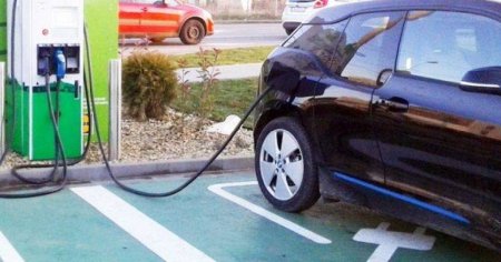 Vanzarile de masini electrice stagneaza in SUA si Europa pe fondul incertitudinii persistente din piata