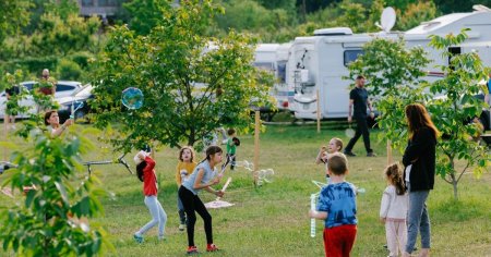 Turistii straini iau cu asalt campingurile din Romania. Cat costa o noapte de cazare