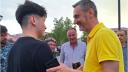 Marturie VIDEO: Un candidat PNL din Slatina le ofera bani copiilor pentru a imparti fluturasi electorali