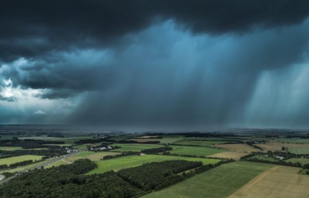 Avertizare de vreme rea in Moldova. Urmeaza averse, grindina si vijelie