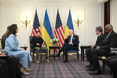 Joe Biden i-a cerut scuze lui Volodimir Zelenski pentru intarzierea ajutorului militar american