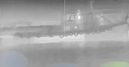 Ucraina vaneaza navele ramase in Crimeea dupa ce Rusia a mutat Flota Rusa a Marii a Negre. Momentul in care un remorcher e atacat cu drone VIDEO