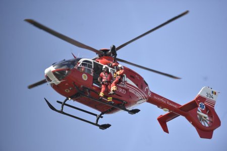Un tanar de 17 ani a fost salvat cu elicopterul din Masivul Retezat