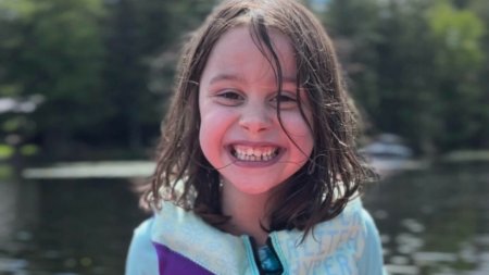 Fiica de 6 ani a unui <span style='background:#EDF514'>PASTOR</span> a murit dupa ce o aschie a paletei de badminton i-a strapuns creierul cand se juca cu fratele ei